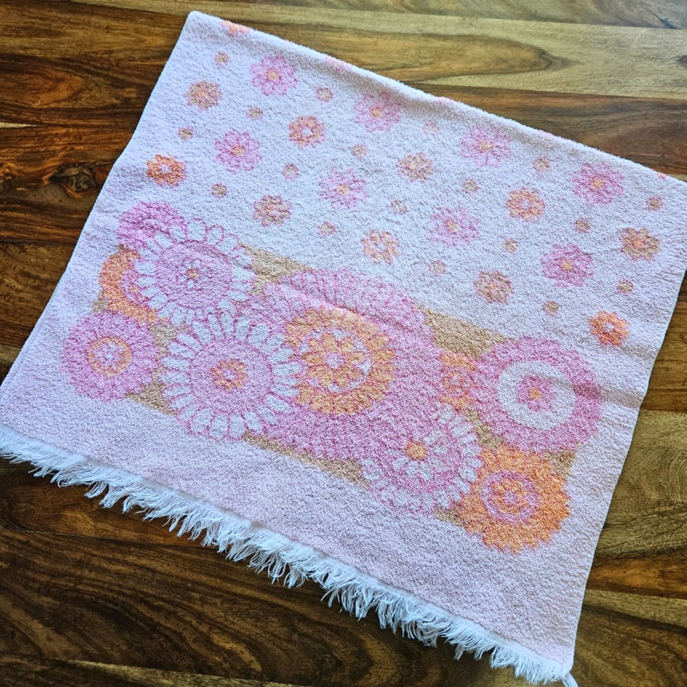 Vintage JC Penney Pink Mod Floral Bath Towel Cotton Fringe Retro 70s Made in USA